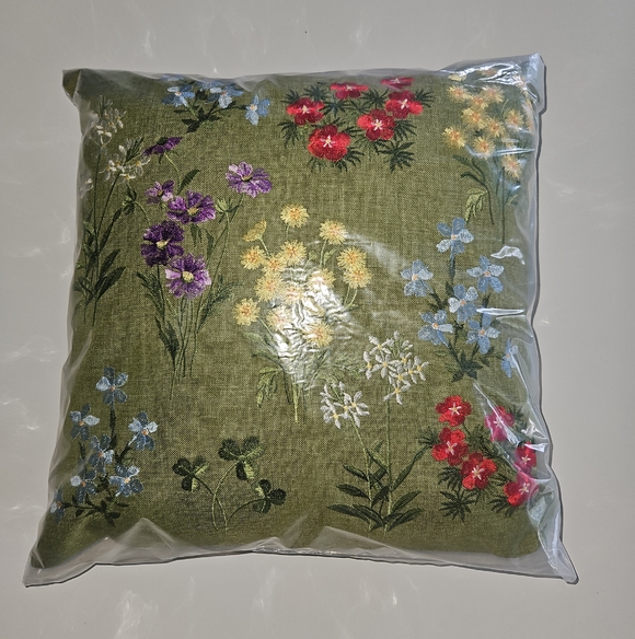 Charles Gallen Other - Charles Gallen Irish Wildflower Pillow Set Of 2